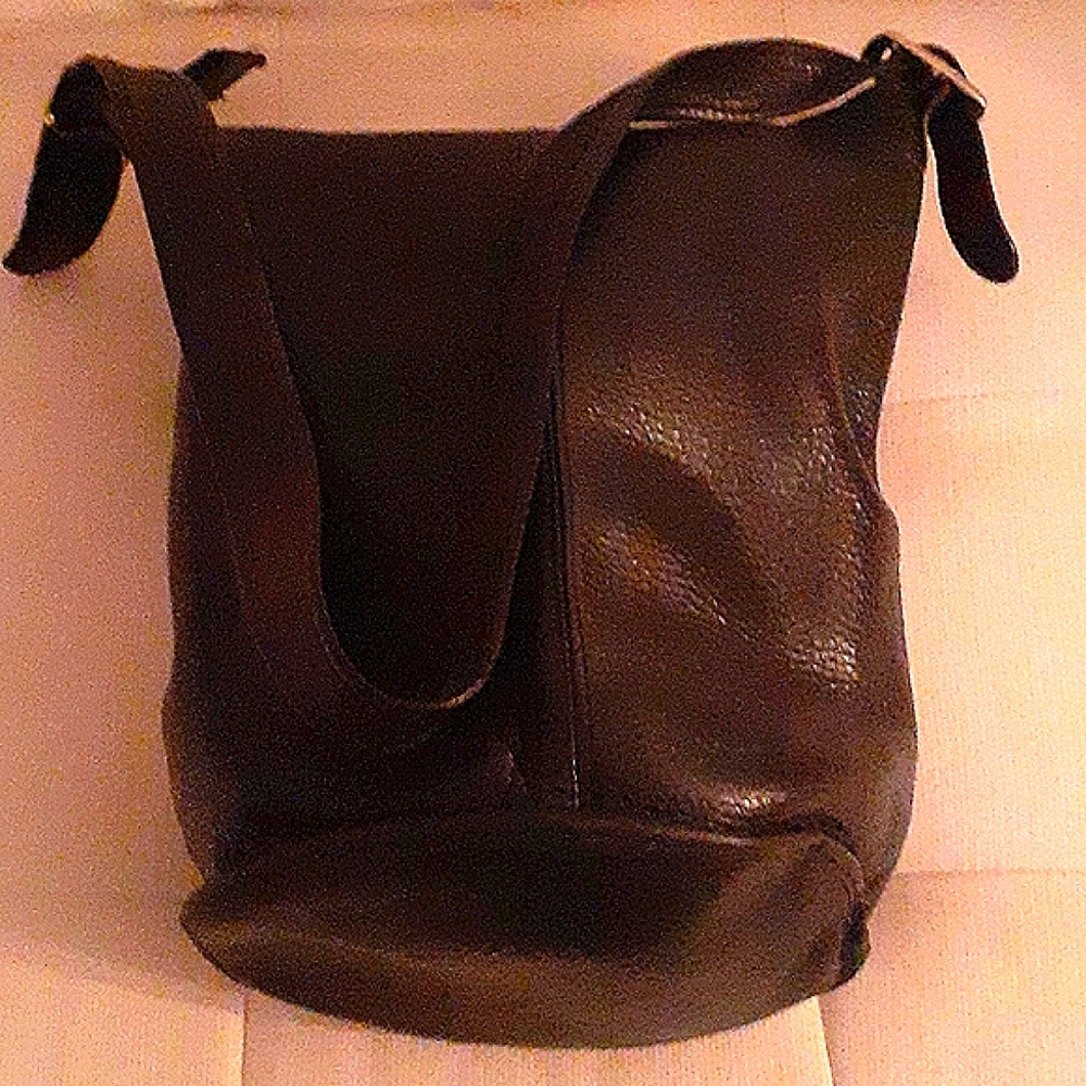 Leather bucket bag in black